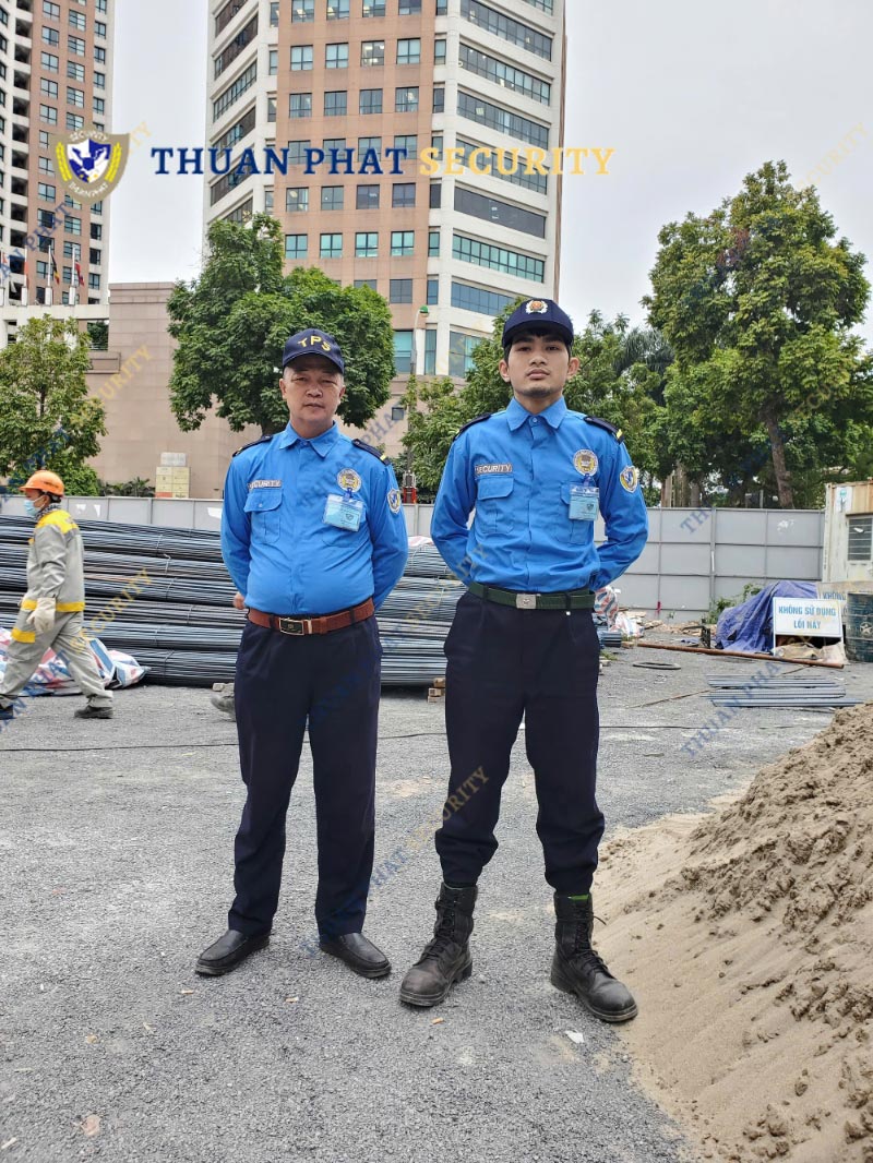 Nhân viên bảo vệ công trường chụp ảnh trước khi giao ca nhan-vien-bao-ve-cong-truong-chup-anh-truoc-khi-giao-ca