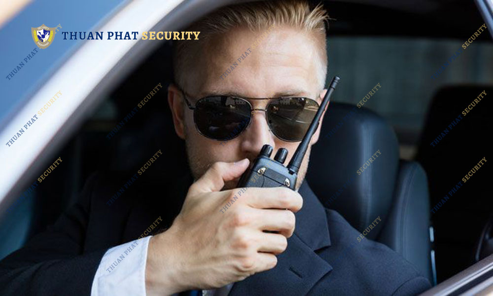 Vệ sĩ sử dụng bộ đàm trong khi làm nhiệm vụ ve-si-su-dung-bo-dam