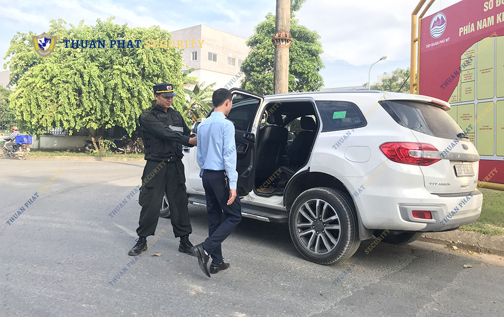 Nhân viên bảo vệ hỗ trợ mở cửa xe cho khách nhan-vien-bao-ve-mo-cua-xe-cho-khach