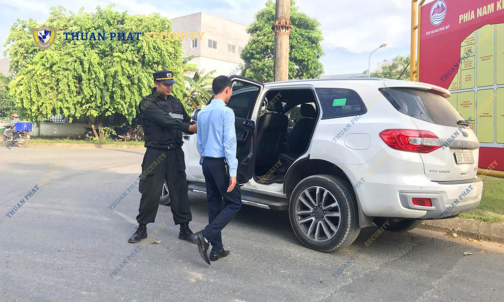 Nhân viên bảo vệ hỗ trợ mở cửa xe cho khách nhan-vien-bao-ve-ho-tro-mo-cua-xe-cho-khach