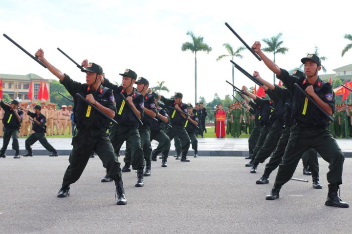 Gậy Tonfa là gì? Ai được phép sử dụng?