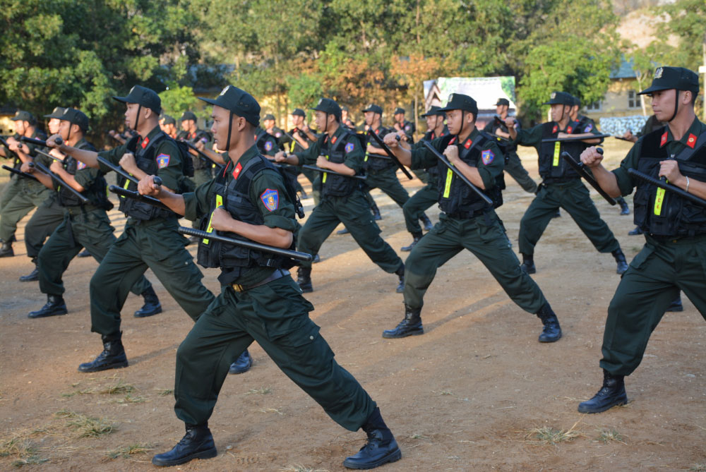 Tonfa là một trang bị tiêu chuẩn đối với lực lượng cảnh sát của nhiều nước tonfa-la-mot-trang-bi-tieu-chuan-voi-luc-luong-canh-sat