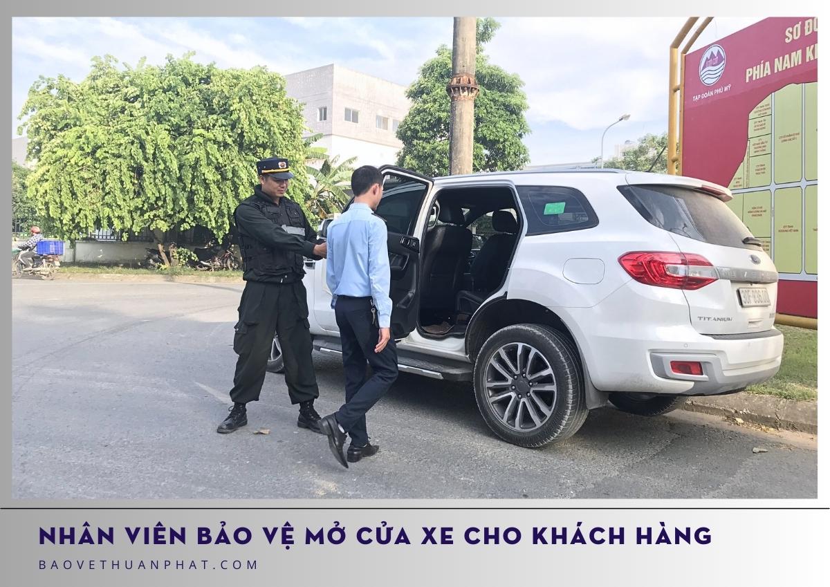 bao ve mo cua xe cho khach hang